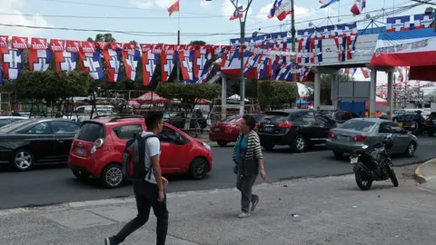 Las personas que transitan por el lugar no pueden evitar observar el centenar de banderas en el lugar.