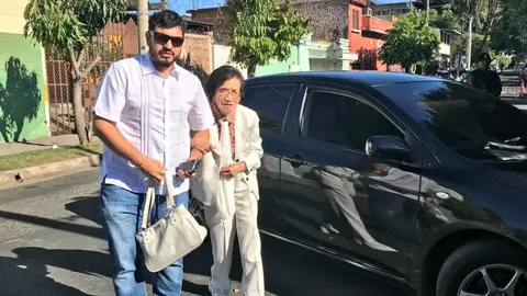 La doctora María Isabel Rodríguez votó esta mañana en el C.E. Domingo Savio en San Salvador.