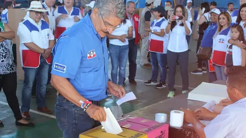 El diputado Norman Quijano asistió al rededor de las 8:40 de la mañana a votar en el colegio Sagrado Corazón de San Salvador.
