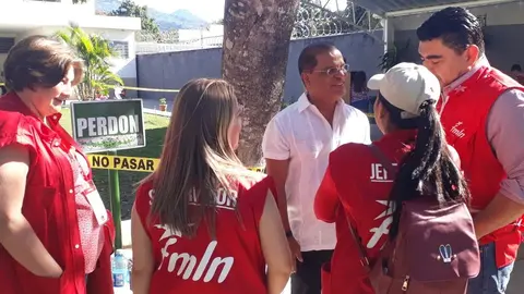 El vicepresidente Óscar Ortiz emitió su voto en colegio católico madre  Emilia de Simán.