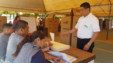 Viceministro de Seguridad emitió su voto en el Parque de la colonia Satélite, en San Salvador