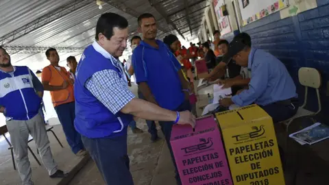 Coronel José Antonio Almendáriz votó en el centro escolar Cantón Miravalles, municipio de Sonsonate a las 9.00 de la mañana.