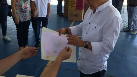 El exministro de Obras Públicas y favorito para ser el presidenciable del FMLN, Gerson Martínez, emitió su voto en centro escolar  Walter Soundy de Santa Tecla.