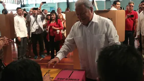El presidente de la República, Salvador Sánchez Cerén emitió su voto al rededor de las 9:20 de la mañana en el centro escolar Domingo Savio de San Salvador junto a su esposa Margarita de Sánchez.