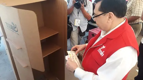 Secretario general del FMLN, Medardo González, n el área recreativa de la colonia Universitaria Norte, en Mejicanos.