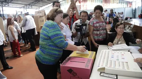 Margarita Villalta de Sánchez votó esta mañana en el de la mañana en el centro escolar Domingo Savio de San Salvador.
