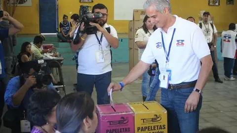 Mauricio Interiano votó en el Centro de Ferias y Convenciones.