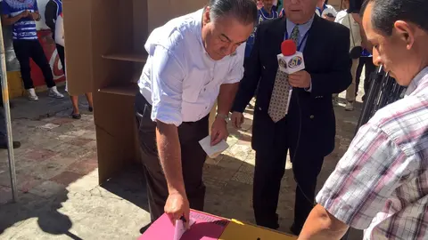 El candidato a diputado y actual directivo de la Asamblea, Francisco Merino, emitió su voto.