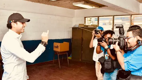 Luis Rodríguez, candidato del FMLN por Antiguo Cuscatlán, votó en Walter Thilo Deininger.