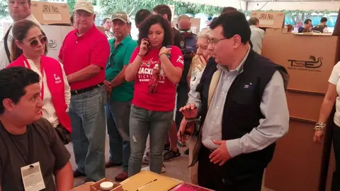 Magistrado presidente del TSE, Julio Olivo, emitiendo voto en Complejo deportivo Satélite de San Salvador.