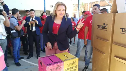 Yessica Rincán en Ahuachapán también emitió su voto en horas de la mañana.