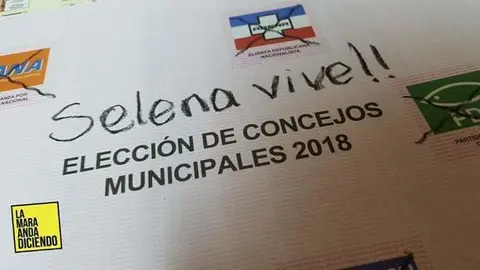 "Selena vive!!" escribió este votante en alusión a la fallecida cantante de tex mex.