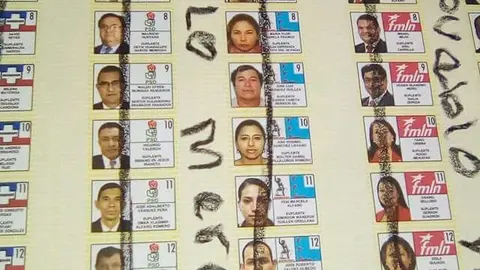 Con un mensaje de "el pueblo no se lo merece", este votante mostró su descontento.