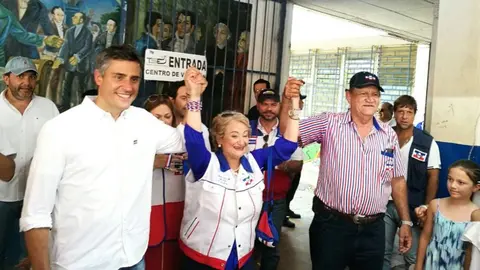 Milena de Escalón fue acompañada por Carlos Calleja en el momento de emitir su voto.