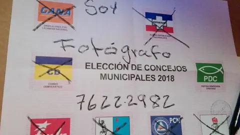 Un votante aprovechó a colocar su número de teléfono para promover su trabajo.