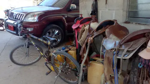 Uno de los vehículos encontrados durante el procedimiento de extinción de dominio en San Isidro Labrador tiene placas hondureñas.
