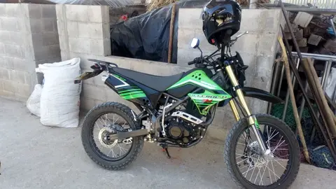 También se encontró esta motocicleta entre los vehículos.