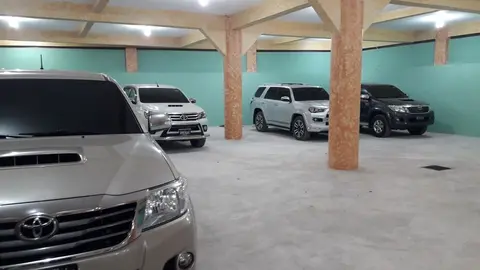 La vivienda tiene un amplio parqueo en el que había camionetas y pick ups.