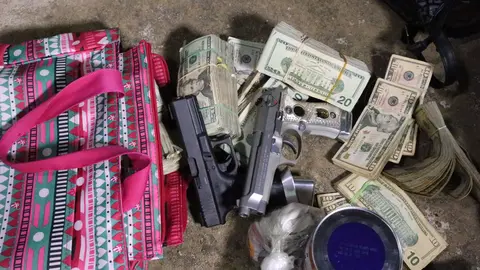 Entre las pertenencias incautadas hay armas y unos $100,000 en efectivo.
