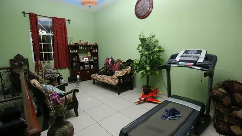 Parte de las pertenencias que los agentes encontraron, entre las que se encuentran muebles, máquinas de ejercicios y otros.