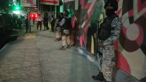 Fiscales, policias, juez, imputados y abogados participaron en este procedimiento.