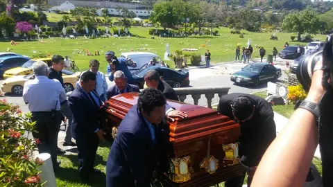 Empleados de la funeraria La Auxiliadora sacaron el féretro para ir a colocarlo al lugar donde iba ser enterrada, en medio del dolor de todos los asistentes.