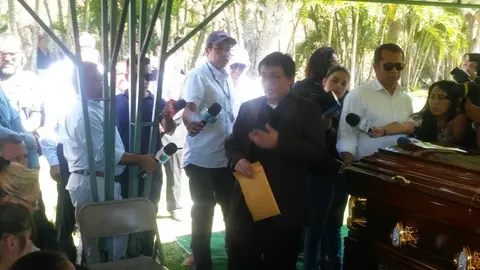 El compañero de vida de Karla rindió unas palabras a los asistentes. Mario Huezo, expresó que sentía un hueco enorme y que se encontraba cuto por la ausencia de Karla, durante el sepelio.