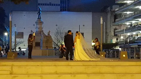 Previo a la inauguración de la plaza una pareja realizó una sesión de fotos.