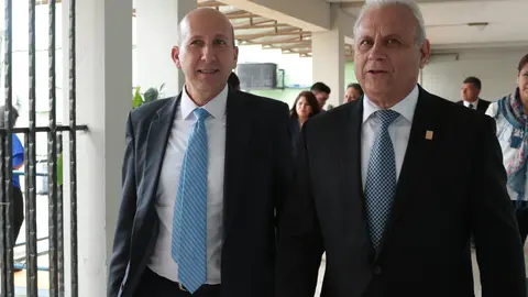 Al punto de las 10 de la mañana, se hizo presente el exprecandidato a la presidencia, Javier Simán. Al cuestionarlo sobre su futuro en la política, aseguró que volverá a "su vida normal".