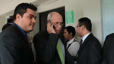 Sin hacer comentarios con la prensa, el diputado de ARENA, Rodrigo Ávila se abre paso para entrar al Salón Azul.