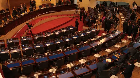 Son las 11:30 minutos, la nueva Asamblea Legislativa lleva una hora y media de retraso de lo anunciado. Los ausentes del pleno son la bancada del FMLN. Tampoco estaban los legisladores de GANA.