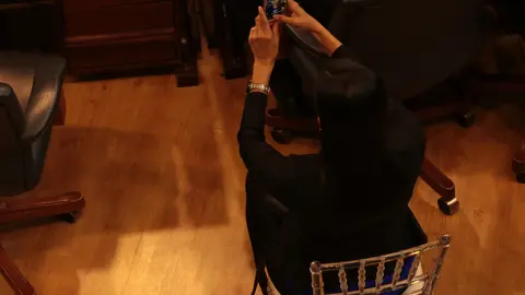 El reloj marca 10:30 de la mañana. Con media hora de tardanza, una de las diputadas suplente de ARENA se toma un par 'selfie' mientras se instala la nueva legislatura.