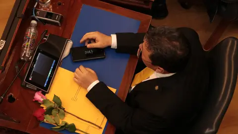 Diputados representantes por el departamento de San Miguel de todos los partidos se les entregó una rosa y un sobre de manila con una carta de felicitación.