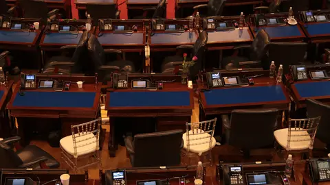 Una de las primeras decisiones que tomaron fue elegir quién conformaría la Comisión de Instalacion y con 86 votos fueron a favor de la única propuesta  la diputads arenera,  Mayte Iraheta. Seguido de los dos cargos para la Secretaría conformada por el diputado de GANA, Mario Teniro y Serafín Orantes, del PCN. Ellos también fueron los únicos en ser elegidos. La  Comisión ordenó la recolección de documentos de identidad de cada uno. Segundos después,  llamó al primer receso de dos horas.