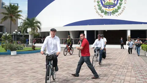 Entre el montón de periodistas sale una voz y dice: "¡Ey, Damián anda en bicicleta!". Se trata de Damián Alegría, del FMLN, quien ocupó este medio de transporte para llegar al Salón Azul.