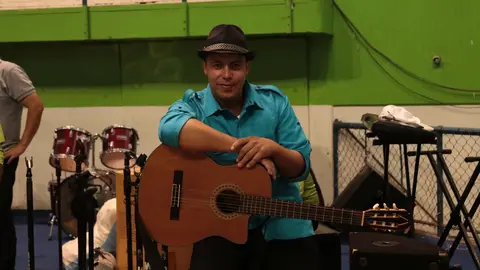 La música es una ventana al mundo para Tony Orellana, de 34 años. Él es vocalista de la orquesta Nueva Esperanza.