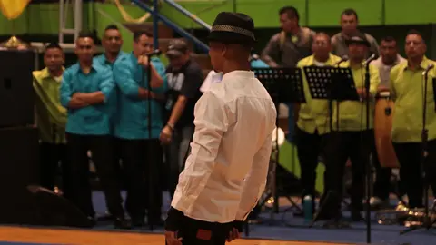 El grupo de danza moderna está conformado por unas 20 personas que bailan desde música tropical hasta los mayores éxitos musicales como los de Michael Jackson.