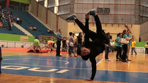 La pasión de Omar es mover su cuerpo al ritmo de la música. Aprendió a bailar desde muy pequeño.