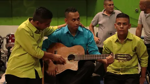 Vladimir toca la guitarra y sabe bailar música tropical. Durante mucho tiempo se dedicó al baile, con otros amigos llegó a conformar una academia.