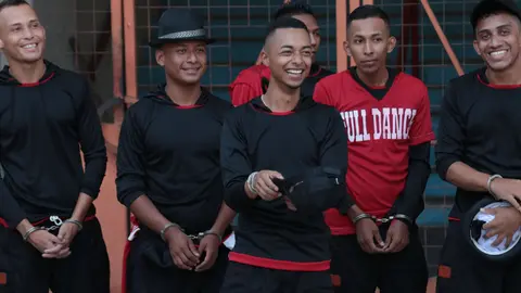 Kevin sonríe mientras saluda a su familia luego de la presentación musical en el Gimnasio "Adolfo Pineda".