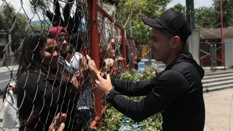Los familiares de los reos se hicieron presente para apoyarlos. Omar saluda a su familia a las afueras del Gimnasio "Adolfo Pineda".