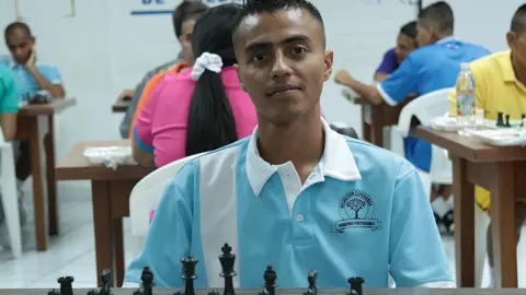 Elías tiene 10 años de estar recluido en Mariona. No ha dejado de jugar ajedrez desde que comenzó hace ocho años; en los próximos días saldrá en libertad.