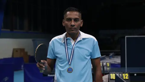 "Me siento contento de venir a demostrar mi talento", dice Ernesto, quien se convirtió en el campeón de tenis de mesa.