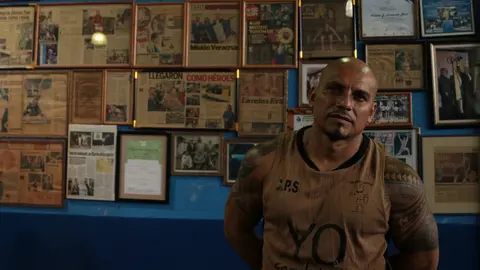 "Uno vive es como quiere vivir", dijo Misael. Él cree que el pasión por el deporte debe de ser potenciado ya que es una ventana hacia la libertad. Ellos mismos elaboran las pesas que levantan.