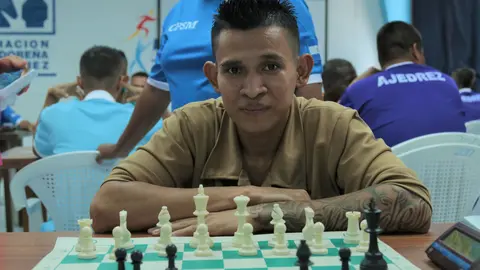 Alexander juega al ajedrez y se siente orgulloso de poder participar en los juegos.