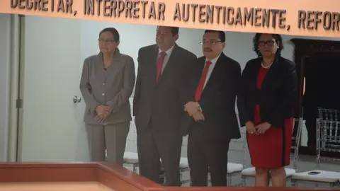 La dirigencia del FMLN se hizo presente a la Asamblea para acompañar al presidente / Foto: Cortesía.