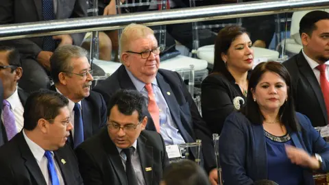 El exministro de Hacienda, Carlos Cáceres, también estuvo presente para escuchar el informe que del nuevo ministro Nelson Fuentes / Fotos: cortesía.