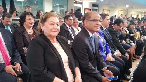 Óscar Ortiz y Margarita de Sánchez acompañaron al presidente en su discurso.