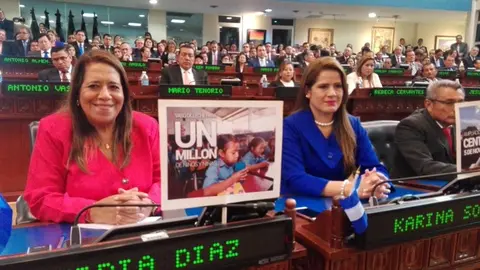 La banca del FMLN recibió al presidente con carteles destacando los logros del presidente.