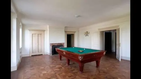 Una mesa de billar para los momentos de descanso.